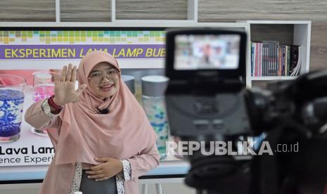 Guru memaparkan materi pelajaran melalui siaran televisi lokal di Dinas Pendidikan Kabupaten Garut, Jawa Barat, Rabu (30/9/2020). Dinas Pendidikan Kabupaten Garut resmi memberlakukan sistem Pembelajaran Jarak Jauh (PJJ) dengan memanfaatkan stasiun TV lokal di Garut guna memudahkan kegiatan belajar siswa tingkat PAUD, TK, SD, dan SMP.