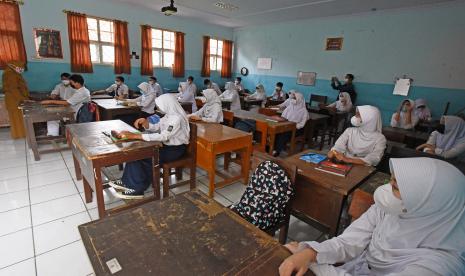 Guru memberi paparan di depan sejumlah siswa saat pembelajan tatap muka di SMA Negeri 1 Serang, di Serang, Banten. Pemprov Banten tetapkan Pembelajaran Tatap Muka (PTM) untuk SMA/SMK sebesar 25 persen. Ilustrasi.