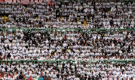 Guru memenuhi kursi tribun stadion saat menghadiri acara puncak peringatan Hari Guru Nasional di Stadion Patriot Candrabhaga, Bekasi, Jawa Barat, Sabtu (2/12). 