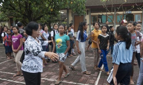 Guru mendata sejumlah anak pengungsi Gunung Agung di SMPN 3 Semarapura, Klungkung, Bali, Senin (25/9). 