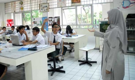 Gambar Guru Yang Sedang Mengajar Di Kelas - Seputaran Guru