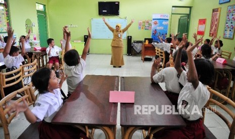 Guru mengajar (ilustrasi). Teriknya matahari tidak menyurutkan semangat Sri Tukini, dapat berkeliling mengunjungi setiap rumah anak didiknya dalam memberikan tugas maupun kegiatan belajar mengajar. Jaringan telepon dan akses komunikasi yang sulit menjadi salah satu kendala dalam perjuangan Sri Tukini mengabdikan dirinya sebagai seorang Guru bagi Anak Usia Dini.