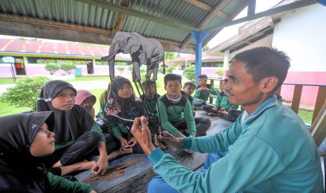 Guru mengajarkan materi muatan lokal Pendidikan Lingkungan Hidup menggunakan media ajar berupa wayang kepada sejumlah pelajar (ilustrasi)