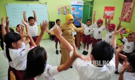 Guru mengenalkan metode pengajaran melalui Pembelajaran Aktif, Kreatif, Efektif dan Menyenangkan (PAKEM) kepada siswa siswi Sekolah Dasar Negeri 1 Jatikulon, Kudus, Jawa Tengah. 