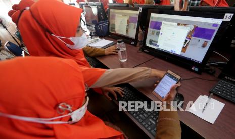 Guru mengikuti pelatihan mengajar secara daring. Survei lingkungan belajar dinilai tak sesuai Pancasila dan kearifan lokal. Pemerintah diminta tidak memberikan pertanyaan atau polling yang bersifat tendensius kepada kepala sekolah dan guru dalam survei lingkungan belajar. 