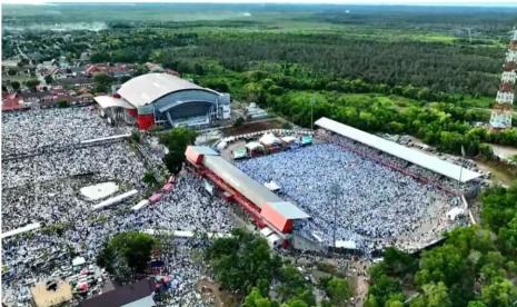 Guru Mulia Al-Habib Umar Bin Hafidz tiba di Kota Palangka Raya, Prov. Kalteng dalam rangka mengisi Tabligh Akbar yang digelar di Stadion Tuah Pahoe, Jl. Cilik Riwut KM. 5 Kota Palangka Raya, Prov. Kalteng, Rabu (23/8/2023). 