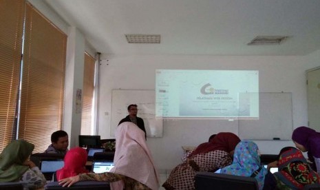 Guru PAUD  Kelurahan Ragunan mengikuti pelatihan membuat blog di Laboratorium STMIK Nusa Mandiri kampus Warungjati, Jakarta, Rabu (22/6/2016)