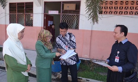 Guru pengawas di SMP Nusantara, Kota Palangkaraya, sedang mengeluhkan adanya dua bundel soal ujian Bahasa Indonesia kepada Tim Ombudsman RI, Senin (5/5)