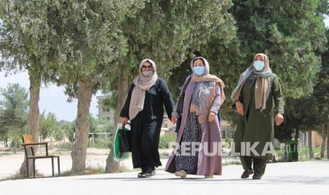 Guru sekolah Afghanistan tiba di sekolah mereka karena kehadiran siswa dan staf berkurang setelah Taliban mengambil alih Mazar-e-Sharif, Afghanistan, 21 Agustus 2021.