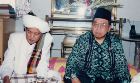 Guru Sekumpul dan Gus Dur (kanan) tampak dalam suatu acara