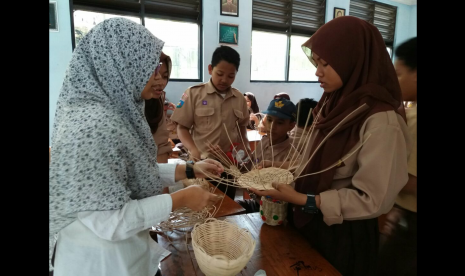  Guru Seni Budaya SMPN 20 Kota Tangerang Ani Yulianita memberikan pelatihan teknik pembuatan kerajinan dari rotan.