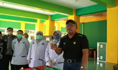 Guru SMKN 1 Garut membagikan hand sanitizer kepada warga di sekitar sekolah, Kamis (19/3). (Dok SMKN 1 Garut)