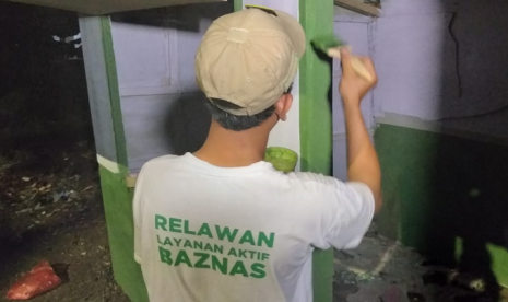 Guru Tinggal di Gubuk Reyot. Baznas bertindak cepat membantu merenovasi rumah Karita, guru madrasah yang kisahnya viral karena tinggal di gubuk reyot.