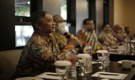 Guru besar UGM, Prof Chairil Anwar, bersama sejumlah guru besar perguruan tinggi lainnya mengingatkan kepemimpinan nasional membutuhkan regenerasi dengan kriteria mumpuni