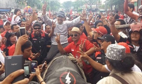 Gus Ipul diarah peserta Jalan Sehat PDIP.