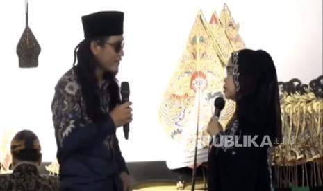 Gus Miftah (kiri) dan Yati Pesek (kanan). Video Gus Miftah mengolok-olok Yati Pesek ramai di media sosial.