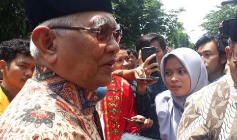 Gus Mus menilai pembina pramuka yang mengajarkan yel-yel SARA tak mengerti agama. Foto: Gus Mus usai mengisi Dialog Kebangsaan di Universitas Islam Indonesia (UII), Selasa (14/1).