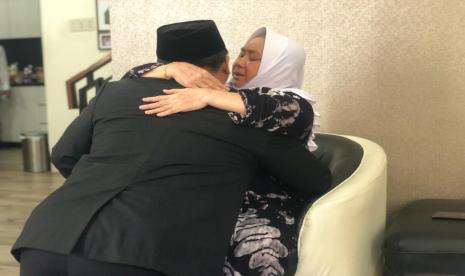  Komisi Fatwa MUI Ingatkan Pekerjaan Rumah Menag Baru. Foto:  Gus Yaqut saat sungkem ke orang tua sebelum mengikuti pelantikan menteri baru di Istana Merdeka.