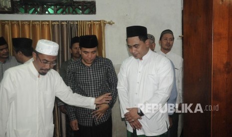 Gus Yasin, anak dari almarhum KH Maimoen Zubair (kanan) menerima sejumlah tamu yang bertakziah di rumah duka di Pondok Pesantren Al-Anwar di Sarang, Rembang, Jawa Tengah, Selasa (6/8/2019). 