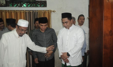 Gus Yasin, anak dari almarhum KH Maimoen Zubair (kanan) menerima sejumlah tamu yang bertakziah di rumah duka di Pondok Pesantren Al-Anwar di Sarang, Rembang, Jawa Tengah, Selasa (6/8/2019).