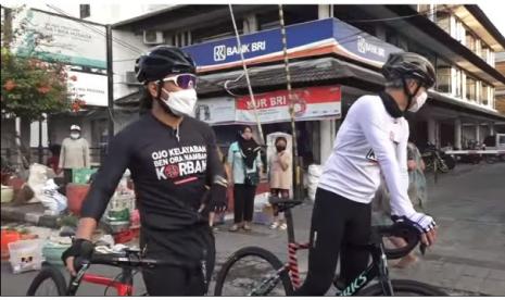 Gus Miftah dan Ganjar mengedukasi masyarakat tentang Covid-19 sambil gowes.