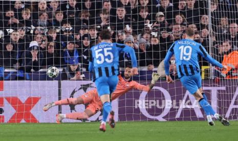 Gustaf Nilsson dari Club Brugge mencetak gol lewat penalti ke gawang Atalanta pada waktu tambahan selama pertandingan leg pertama playoff Liga Champions di Stadion Jan Breydel, Bruges, Kamis (13/2/2025) dini hari WIB. Club Brugge mengalahkan Atalanta 2-1.