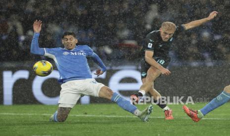 Gustav Isaksen dari Lazio (kiri) menjebol gawang Napoli dalam pertandingan Serie A Liga Italia di Stadion Diego Armando Maradona, Napoli, Senin (9/12/2024) dini hari WIB. 