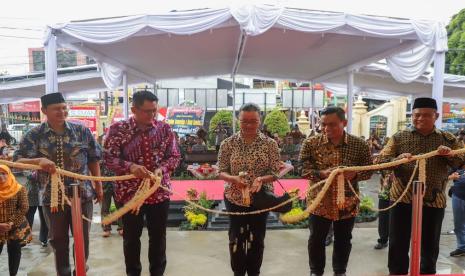 Gusti Kanjeng Ratu (GKR) Mangkubumi didampingi Wakil Bupati Sleman Danang Maharsa meresmikan pendopo dan ruang gamelan Kalurahan Condongcatur, Kabupaten Sleman, Daerah Istimewa Yogyakarta, Rabu (3/1/2024).