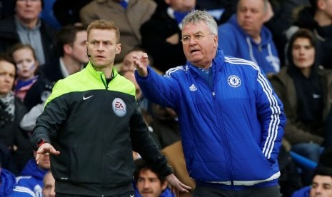 Guus Hiddink (kanan)