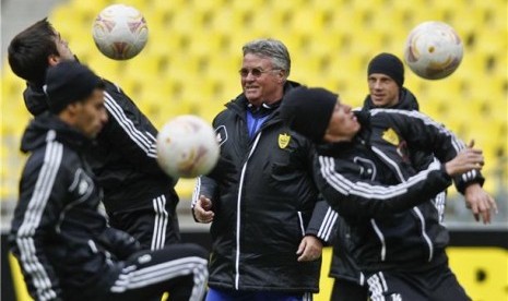 Guus Hiddink (tengah) 