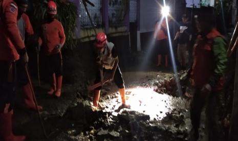 Guyuran hujan deras yang melanda Kota Sukabumi menyebabkan banjir genangan di jalan perumahan di Kelurahan Karangtengah, Kecamatan Gunungpuyuh, Selasa (15/6) malam. Beruntung banjir genangan ini tidak masuk ke rumah warga.