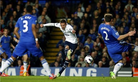 Gylfi Sigurdsson (tengah) 