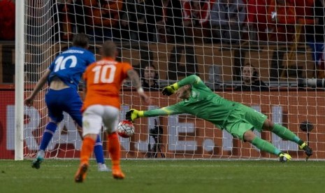 Gylfi Sugurdsson menaklukkan kiper Belanda Jasper Cillessen dalam laga kualifikasi Piala Eropa 2016