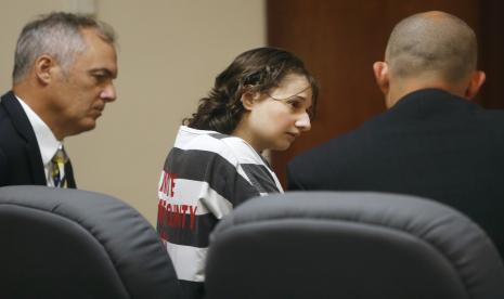 Gypsy Rose Blanchard berbicara dengan pengacaranya Mike Stanfield, kanan, dan Clate Baker sebelum hadir di pengadilan, 5 Juli 2016, di Springfield, Mo. Blanchard, wanita Missouri yang mengaku meyakinkan pacar daringnya untuk membunuh ibunya yang kejam setelah dipaksa berpura-pura selama bertahun-tahun menderita leukemia, distrofi otot, dan penyakit serius lainnya, akan dibebaskan bersyarat pada Kamis, 28 Desember 2023. 