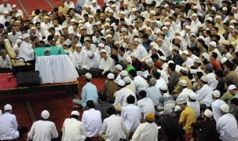 H Abdullah Gymnatsiar memberikan tauziah kepada jamaah yang hadir di Masjid Istiqlal, Jakarta, Ahad (13/3).