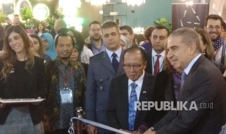 H Dede Muharam (kedua dari kiri) menghadiri pembukaan Beirut Art & Living Exibition 2017 dibuka oleh Menteri Perencanaan Pembangunan Libanon, pada 29 November 2017.