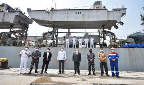  H.E. Mr. Manoj Kumar Bharti Kedutaan Besar India Untuk Indonesia menyerahkan bantuan secara simbolis yaitu 100 MT Liquid Medical Oxygen dan 300 Oxygen Concentrators kepada Perwakilan dari Indonesia Eka Jusup Singka Kepala Pusat Krisis Kesehatan yang nantinya akan didistribusikan oleh Pertamina kebeberapa Rumah Sakit di Pulau Jawa dan Luar Pulau Jawa di Dermaga 203 Tanjung Priok, sabtu (24/7).