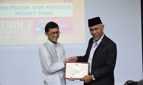 H. Mahyeldi Ansharullah menerima penghargaan usai menjadi narasumber dalam kajian bulanan yang diselenggarakan Fotar International Islamic University Malaysia