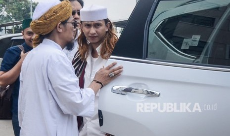 Habib Bahar bin Ali bin Smith (right) arrives at West Java Metro Police, Bandung, West Java, Tuesday (Dec 18, 2018).