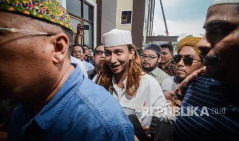 Habib Bahar bin Ali bin Smith (tengah) menjawab pertanyaan wartawan sebelum menjalani pemeriksaan perdana di Direktorat Kriminal Umum Polda Jawa Barat, Bandung, Jawa Barat, Selasa (18/12/2018). 