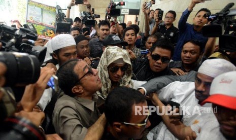 Habib Bahar bin Smith saat tiba untuk menjalani pemeriksaan di Gedung Bareskrim Polri, Jakarta, Kamis (6/12). 