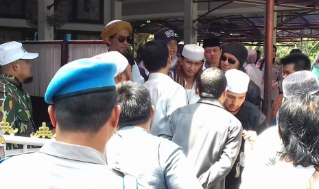 Habib Bahar bin Smith tiba di Mapolda Jabar dan langsung menuju masjid untuk melaksanakan shalat dzuhur. 