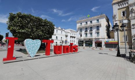 Habib Bourguiba, kota Tunis, Tunisia tampak kosong saat pemberlakuan karantina wilayah untuk mencegah penyebaran Covid-19 pad 9 Mei 2021. Pemerintah menolak memberlakukan total lockdown karena faktor ekonomi. Kini, sistem kesehatannya ambruk oleh lonjakan kasus Covid-19. 