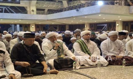 Habib Hamid bin Zaid Al Ath Thos saat Dzikir Akbar Malam Tahun Baru 2025 di Masjid Agung At-Tin yang digelar Majelis Az-Zikra, Pesantren Az-Zikra dan Republika pada Selasa (31/12/2024). 