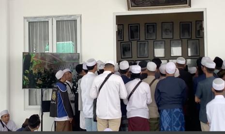  Habib Hasan akan dimakamkan tepat di Gubah Umi Fatmah Al-Athos. Pemakaman akan dilakukan setelah ba’da dzuhur.