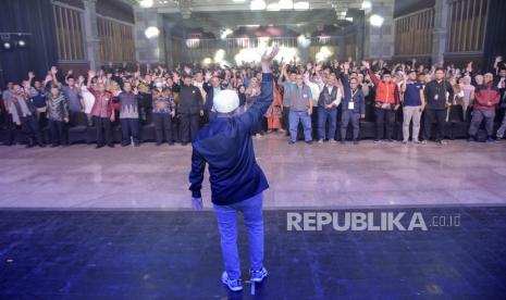 Habib Husein Jafar Al Hadar melambaikan tangan ke tamu undangan dan pengunjung usai menyampaikan tausiah pada Festival Hijriah di Masjid Pusdai, Kota Bandung, Jawa Barat, Kamis (27/7/2023). Republika bekerja sama dengan Kamar Dagang dan Industri (Kadin) Indonesia Komite Tiongkok menggelar Festival Hijriah untuk menyambut tahun baru Islam 1 Muharram 1445 Hijriah. Festival yang diagendakan berlangsung dari 19 Juli hingga 10 Agustus di sembilan kota tersebut menampilkan tausiyah, pertunjukan budaya asli Muslim XInjiang dan bazar UMKM.