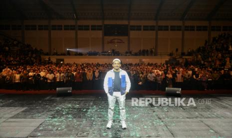 Habib Husein Jafar Al Hadar memberikan tausiyah saat gelaran Festival Hijriah di Gor Sritex Arena, Solo, Jawa Tengah,  Sabtu (5/8/2023). Dalam tausiyahnya Habib menyampaikan dakwah terkait akhlak Rasulullah SAW yang harus diteladani untuk berhijrah pada momen tahub baru 1445 Hijriah. Festival Hijriah  tersebut digelar oleh Republika bekerjasama dengan Kamar Dagang dan Industri (KADIN) Komite Tiongkok dalam rangka menyambut 1 Muharram 1445 Hijriah yang berlangsung hingga 10 Agustus mendatang di sembilan kota. Selain itu, gelaran Festival Hijriah juga menghadirkan beragam kegiatan yakni seperti bazar UMKM dan penampilan seni budaya Xinjiang dari komunitas lokal.