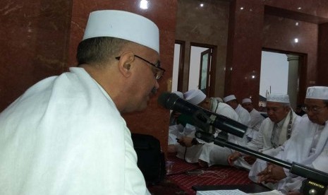 Habib Husin Mulachela memimpin doa akhir tahun dan doa awal tahun di Majelis Taklim Khair Bogor, Jawa Barat, Selasa (13/10).