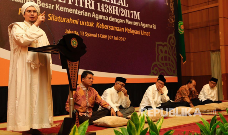 Habib Jindan memberikan ceramah  