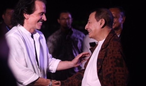 Habib Luthfi bin Yahya saat bertemu Yanni di Prambanan Jazz 2019